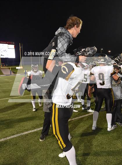 Thumbnail 2 in Crawford vs. Mart (UIL 2A Regional Playoff) photogallery.