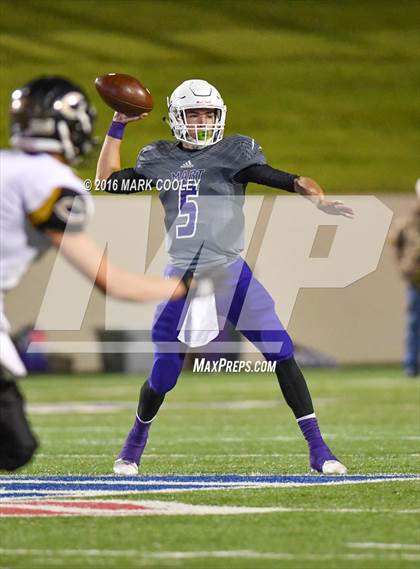 Thumbnail 2 in Crawford vs. Mart (UIL 2A Regional Playoff) photogallery.