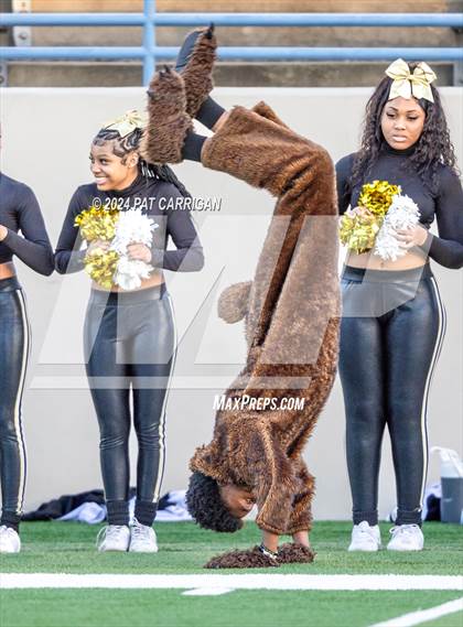 Thumbnail 1 in South Oak Cliff vs. Huntsville (UIL Football 5A DII Area) photogallery.
