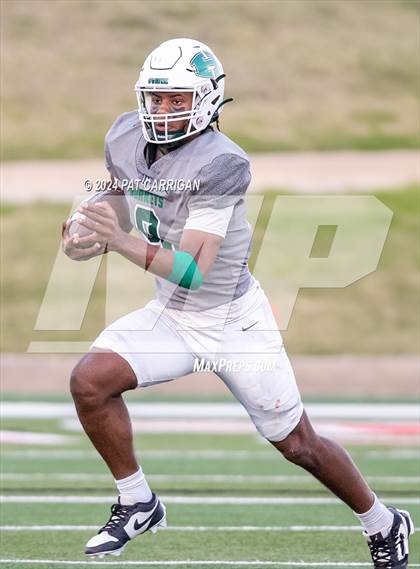Thumbnail 1 in South Oak Cliff vs. Huntsville (UIL Football 5A DII Area) photogallery.