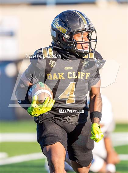 Thumbnail 2 in South Oak Cliff vs. Huntsville (UIL Football 5A DII Area) photogallery.