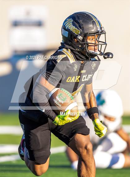 Thumbnail 1 in South Oak Cliff vs. Huntsville (UIL Football 5A DII Area) photogallery.