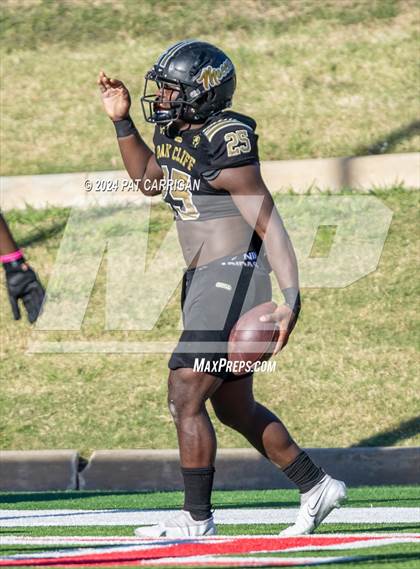 Thumbnail 1 in South Oak Cliff vs. Huntsville (UIL Football 5A DII Area) photogallery.