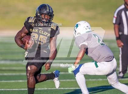 Thumbnail 1 in South Oak Cliff vs. Huntsville (UIL Football 5A DII Area) photogallery.