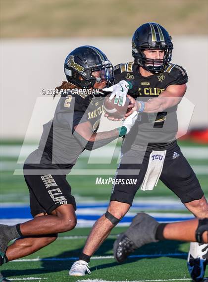 Thumbnail 1 in South Oak Cliff vs. Huntsville (UIL Football 5A DII Area) photogallery.