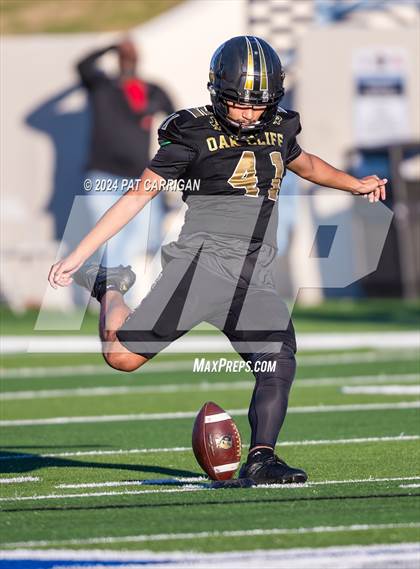 Thumbnail 3 in South Oak Cliff vs. Huntsville (UIL Football 5A DII Area) photogallery.