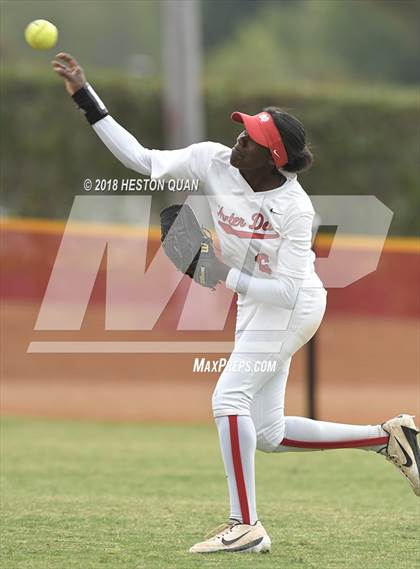Thumbnail 3 in Mater Dei vs. Edison (Alan Dugard Classic) photogallery.