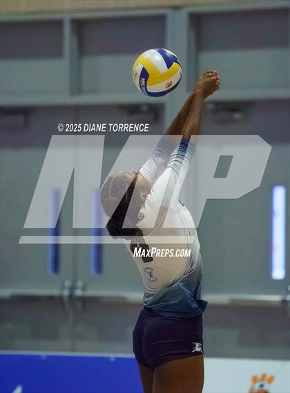 Thumbnail 3 in Clovis West vs Cypress (CIF State Division 2 Final) photogallery.