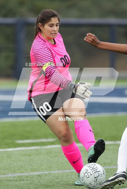 Thumbnail 3 in Sierra Canyon vs. West Covina (CIF SS Playoff) photogallery.