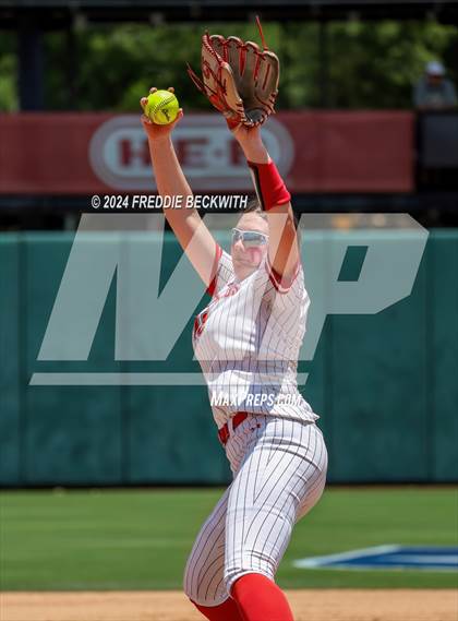 Thumbnail 2 in Neches vs. Hermleigh (UIL 1A Softball Semifinal) photogallery.