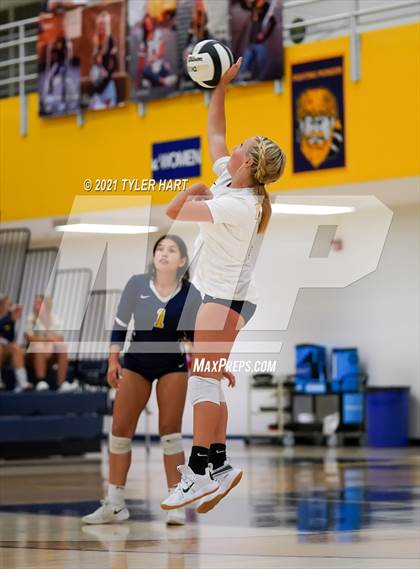 Thumbnail 3 in JV: Decatur Central @ Mooresville photogallery.