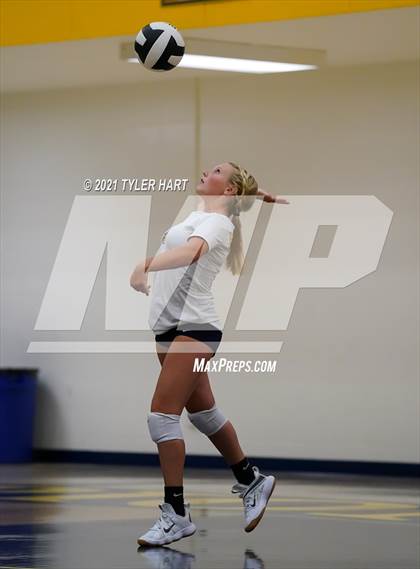 Thumbnail 3 in JV: Decatur Central @ Mooresville photogallery.
