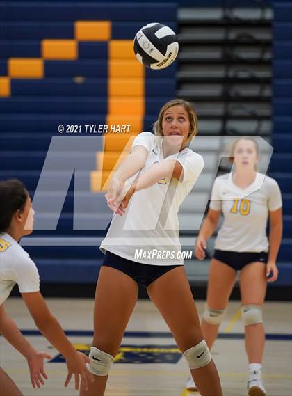 Thumbnail 2 in JV: Decatur Central @ Mooresville photogallery.