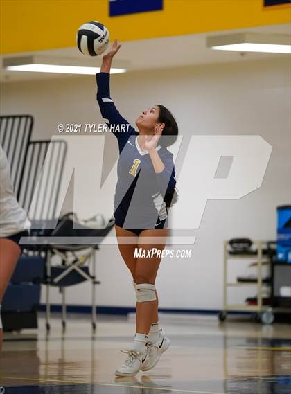 Thumbnail 2 in JV: Decatur Central @ Mooresville photogallery.