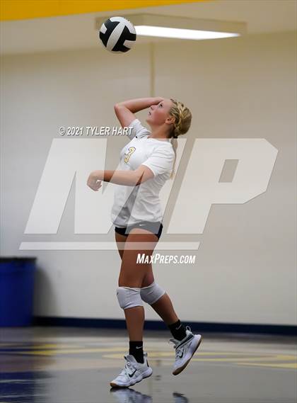 Thumbnail 1 in JV: Decatur Central @ Mooresville photogallery.