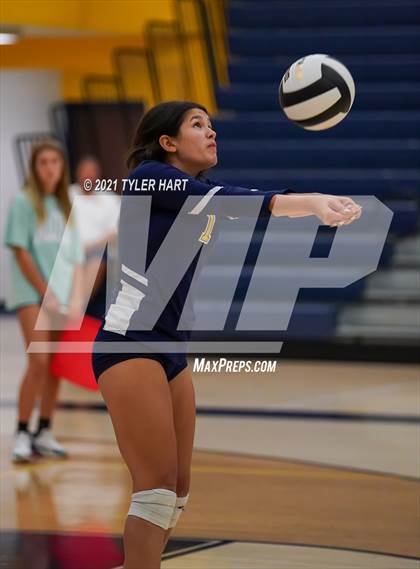 Thumbnail 2 in JV: Decatur Central @ Mooresville photogallery.