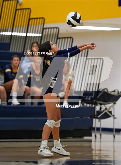 Thumbnail 2 in JV: Decatur Central @ Mooresville photogallery.