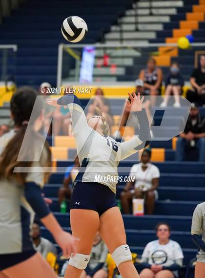 Thumbnail 2 in JV: Decatur Central @ Mooresville photogallery.