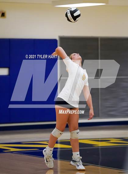 Thumbnail 2 in JV: Decatur Central @ Mooresville photogallery.