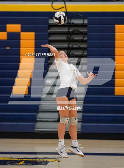 Thumbnail 2 in JV: Decatur Central @ Mooresville photogallery.