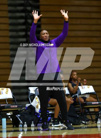 Thumbnail 3 in Lynwood vs. Etiwanda photogallery.