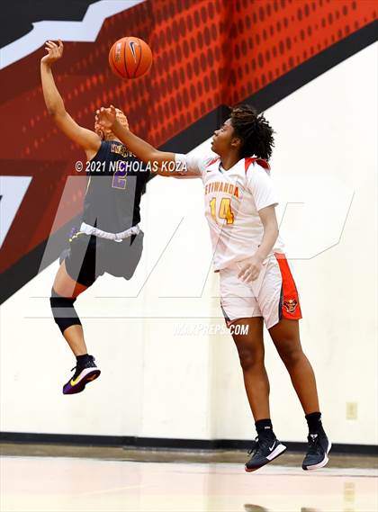 Thumbnail 2 in Lynwood vs. Etiwanda photogallery.