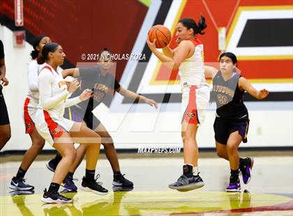 Thumbnail 3 in Lynwood vs. Etiwanda photogallery.