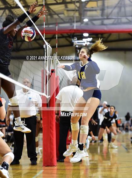 Thumbnail 3 in St. Pius X Catholic vs. Hoover (Nike Tournament of Champions) photogallery.