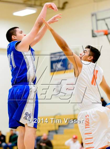 Thumbnail 1 in Lakewood vs. Hinkley photogallery.