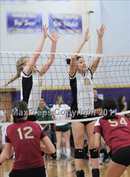 Thumbnail 2 in Central Catholic vs. Gilbert (2010 Durango Fall Classic) photogallery.