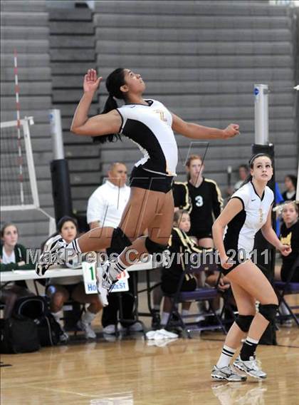 Thumbnail 2 in Central Catholic vs. Gilbert (2010 Durango Fall Classic) photogallery.