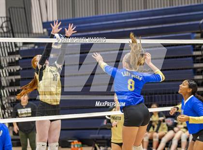 Thumbnail 3 in Vidor vs Hamshire-Fannett (Hardin-Jefferson Varsity Tournament) photogallery.