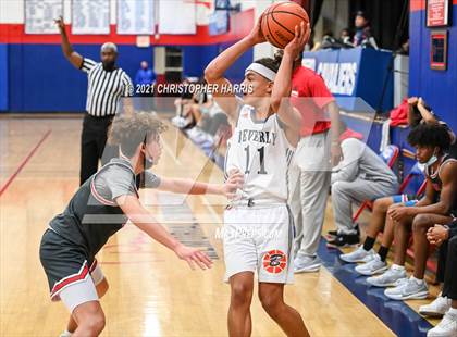 Thumbnail 2 in St. Pius X-St. Matthias Academy vs. Beverly Hills photogallery.