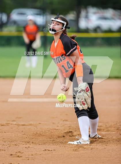 Thumbnail 3 in Regina vs Washington (Varsity Classic) photogallery.