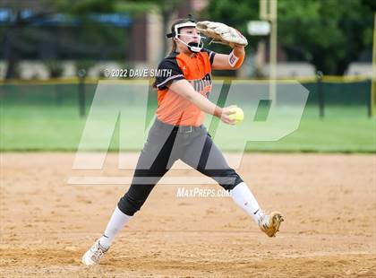 Thumbnail 1 in Regina vs Washington (Varsity Classic) photogallery.