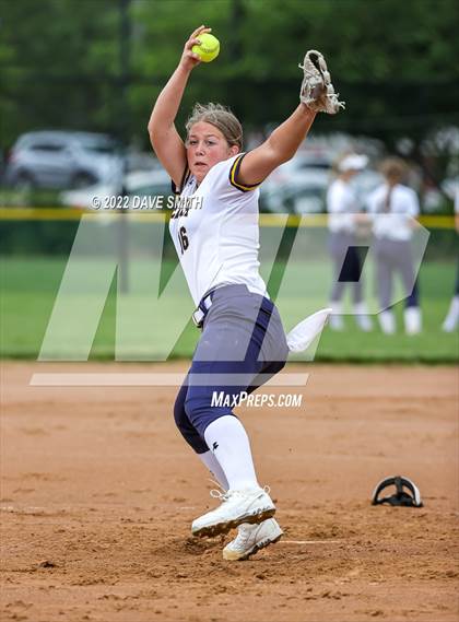 Thumbnail 1 in Regina vs Washington (Varsity Classic) photogallery.