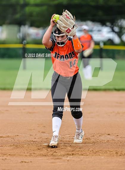 Thumbnail 2 in Regina vs Washington (Varsity Classic) photogallery.