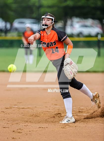 Thumbnail 1 in Regina vs Washington (Varsity Classic) photogallery.