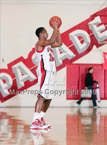 Thumbnail 2 in Centennial vs. Etiwanda (Rose City Round Ball Classic) photogallery.