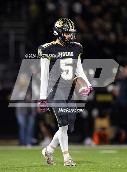 Thumbnail 2 in Lebanon vs. Huntington North (IHSAA 4A Section 20 Finals) photogallery.