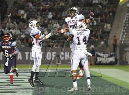 Thumbnail 2 in Semper Fidelis All-American Bowl photogallery.