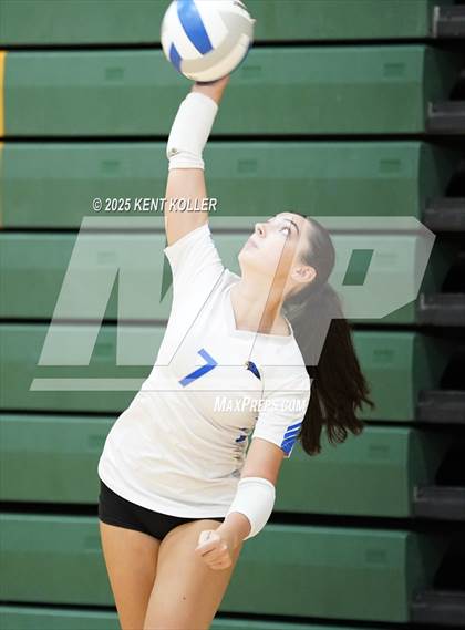 Thumbnail 1 in Rochester vs. Cass Tech (Notre Dame Prep Quad) photogallery.