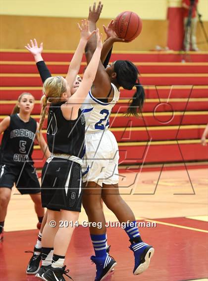 Thumbnail 2 in Oakland vs. Oregon City (Cardinal Newman Classic) photogallery.