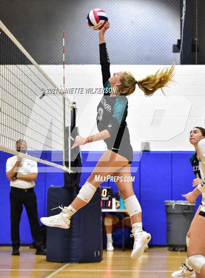Thumbnail 3 in Bishop Moore vs. Olympia (Nike Tournament of Champions) photogallery.