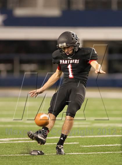 Thumbnail 3 in Hebron vs. Heritage (UIL 5A Division 2 Bi-District Playoff) photogallery.