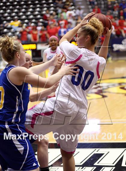 Thumbnail 2 in South vs. South (KSHSAA 6A Quarterfinal) photogallery.