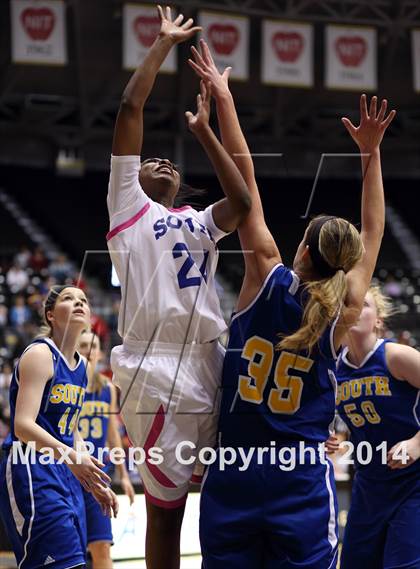 Thumbnail 2 in South vs. South (KSHSAA 6A Quarterfinal) photogallery.