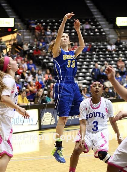 Thumbnail 3 in South vs. South (KSHSAA 6A Quarterfinal) photogallery.