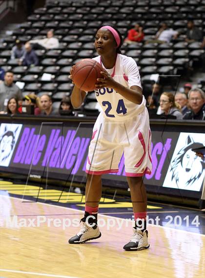 Thumbnail 1 in South vs. South (KSHSAA 6A Quarterfinal) photogallery.