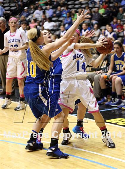 Thumbnail 2 in South vs. South (KSHSAA 6A Quarterfinal) photogallery.